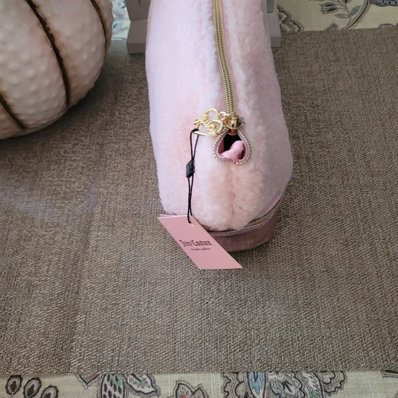 Juicy Couture sherpa top zip cosmetic case, new - Picture 3 of 5